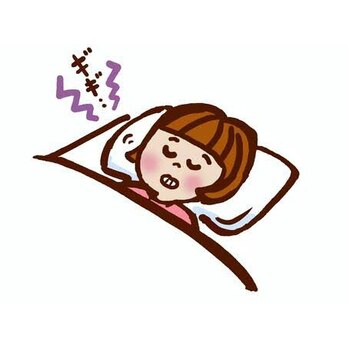 歯ぎしり、食いしばりの原因とは